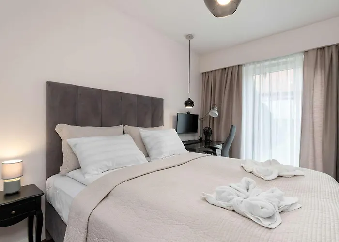 Elegant Blue In With Parking & Garden By Renters *