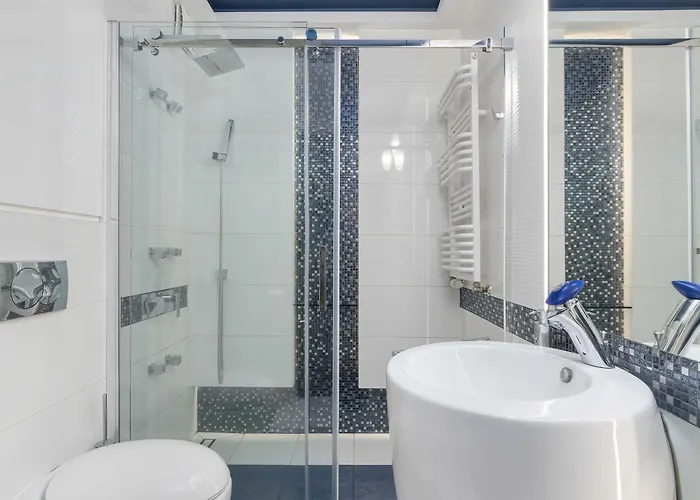 Elegant Blue In With Parking & Garden By Renters *