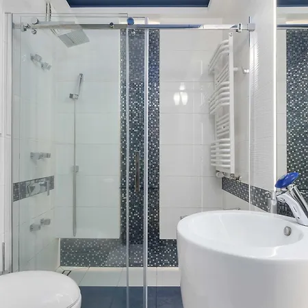 Elegant Blue In With Parking & Garden By Renters *